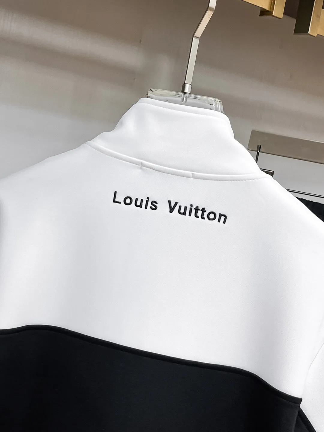 🅿️720 LV 2025 autumn and winter new counter casual suit of the same style, breathable, comfortable and casual! Full of high-end feel! The details are exquisite and high-end, and the workmanship is impeccable! The original high-end fabric is very high-end! The fabric is crisp, anti-wrinkle and wear-resistant, warm, neat and stylish. Everyone must buy a set this autumn and winter. They must look cool and handsome when wearing it. We specially recommend the size M-3XLC30